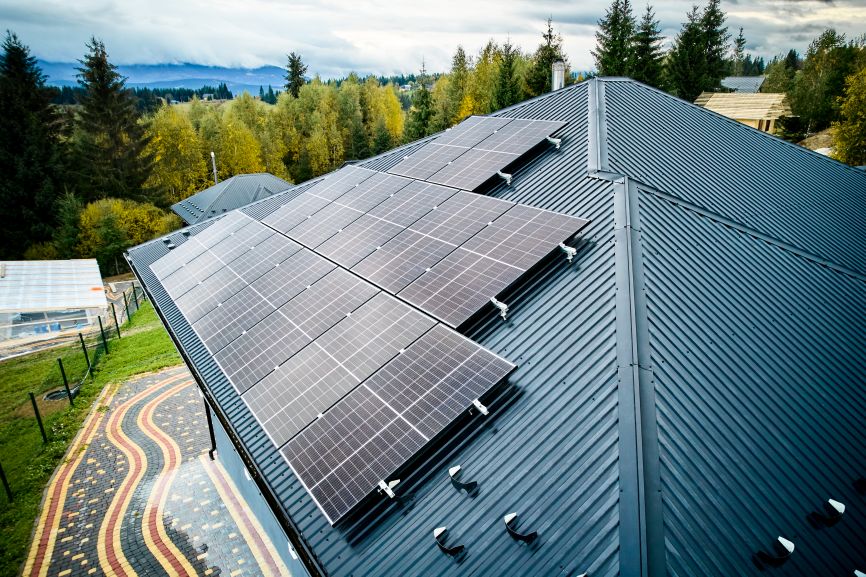 Off grid solar home rooftop with solar panels showing size and dimensions by Eco Sun Works