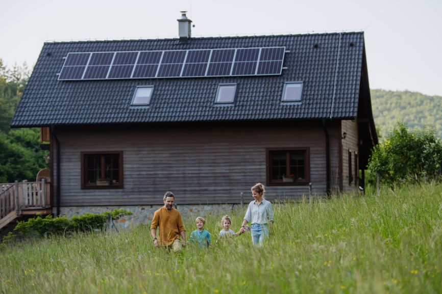 Comparison of off-grid vs on-grid solar systems showing benefits of each setup